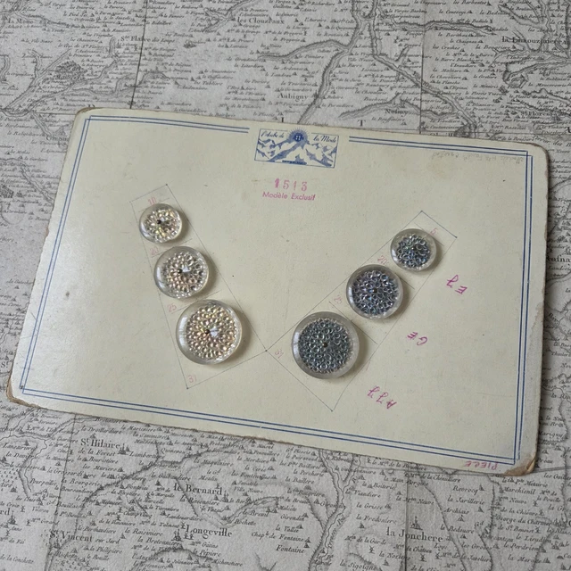 Plaque De 24 Boutons Anciens Marron Moucheté - Diamètre 1,7 Cm - Occasion - Origine France