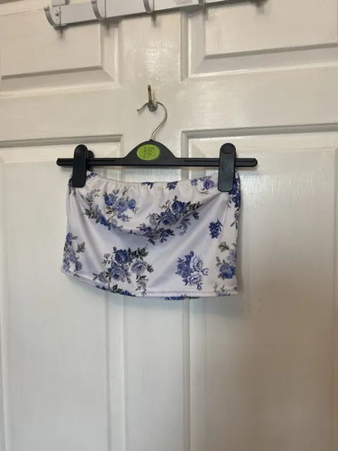 Woman’s Pretty Little Thing PLT Cropped Bandeau Top Floral White Blue Size 10