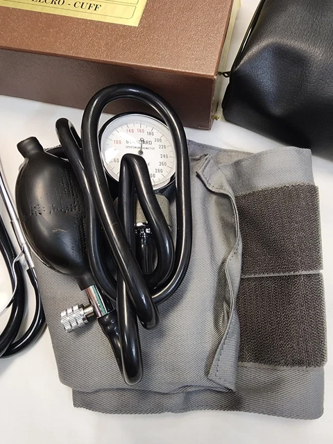 VINTAGE Blood Pressure Cuff Aneroid Sphygmomanometer and Stethoscope Collectible 3