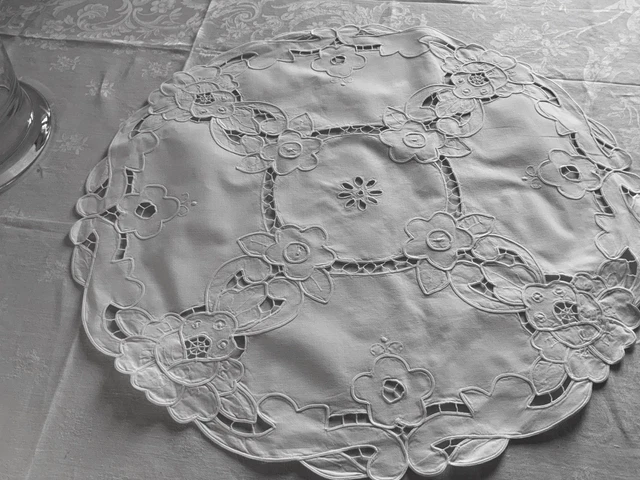 LINGE ANCIEN - Beau centre ou chemin de table avec broderie Richelieu sur toile de lin fin - Passion de blanc
