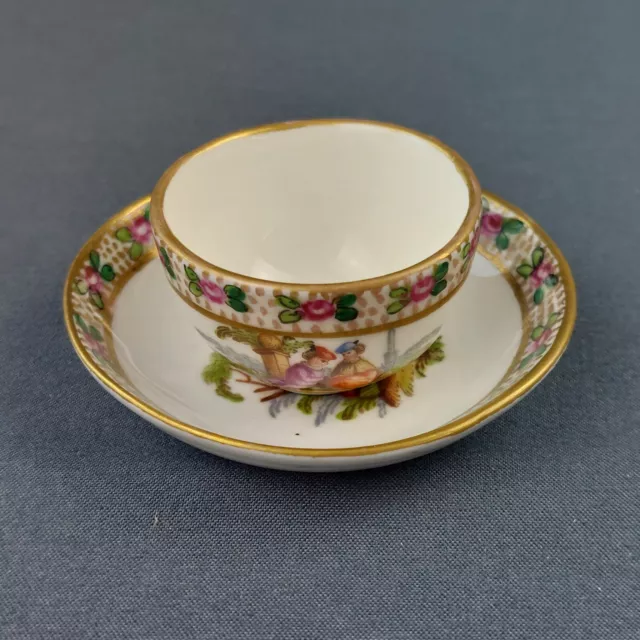 Tasse Et Sous-Tasse Miniature Porcelaine De Saxe à Décor d'Une Scène Romantique