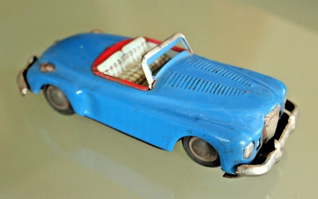 Voiture en tôle décapotable - France