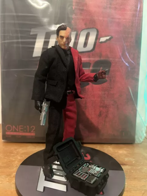 Mezco ONE:12 Collective Batman Two Face