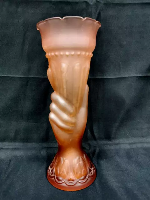 ancien Vase cornet , verre moulé . Main tenant Corne d Abondance