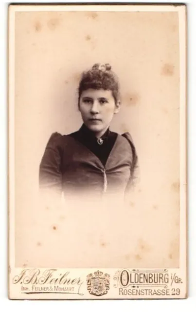 Fotografie J. B. Feilner, Oldenburg i/Gr, Portrait junge Frau mit zusammengebun