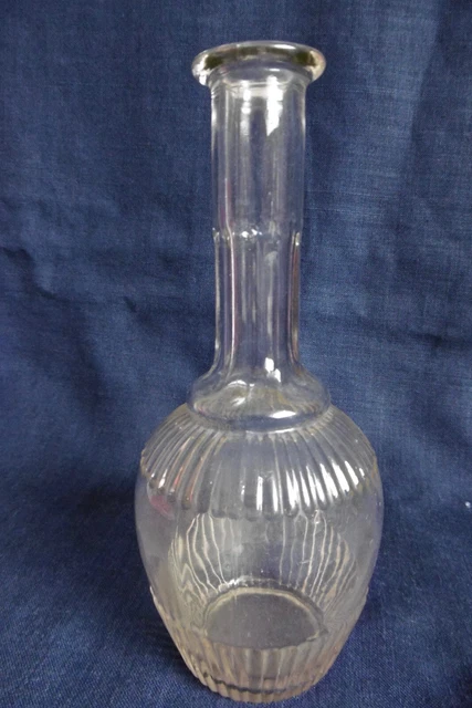 JOLIE PETITE CARAFE ANCIENNE EN VERRE MOULÉ À FACETTES  Hauteur 21 cm -bon état