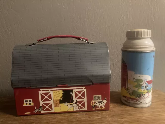 https://www.picclickimg.com/oDIAAOSwIcJlHI6e/Vintage-American-Thermos-Red-Farm-Barn-metal-lunch.webp