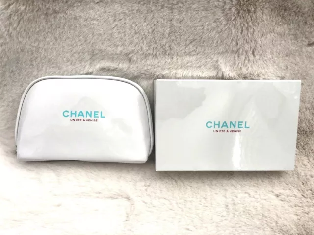 CHANEL beauty-set. Cosmetic bag in white with black CC l…