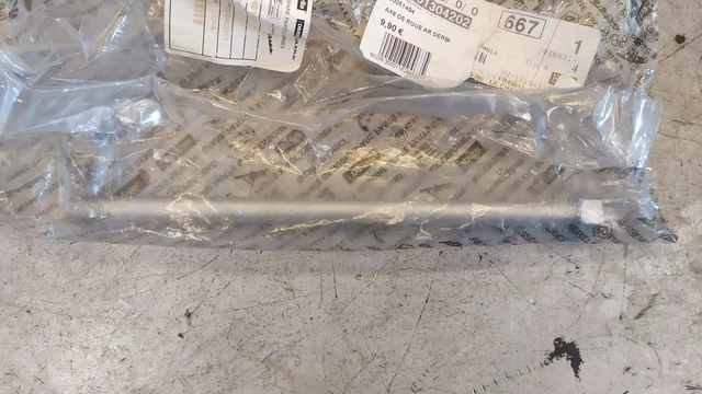 axe de roue arrière 50 aprilia rx sx , derbi senda