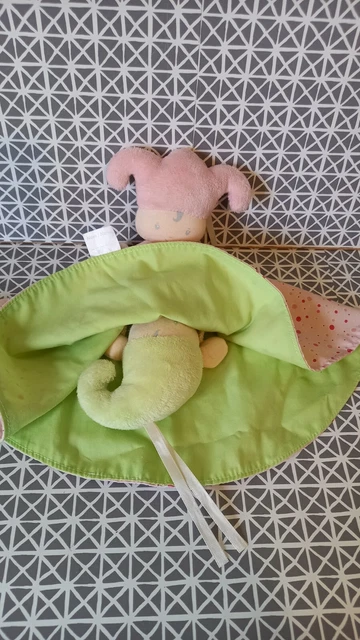 Doudou plat réversible grelot poupée lutin rose vert Corolle