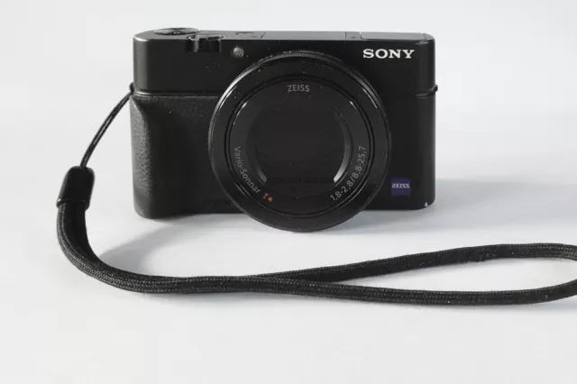 Sony RX100 III (M3) Kompakt-Digitalkamera, 24-70 mm F1.8-2.8 Zeiss-Objektiv