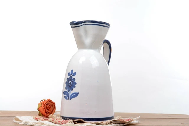 Jarra vintage blanca y azul de cerámica de Toledo Sanguino white ceramic pitcher