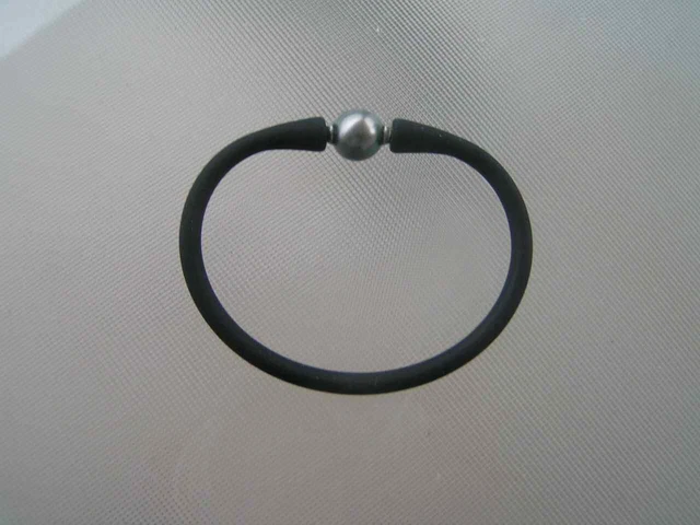 POLYNESIE FRANCAISE. Bracelet en silicone avec une véritable perle de Tahiti.