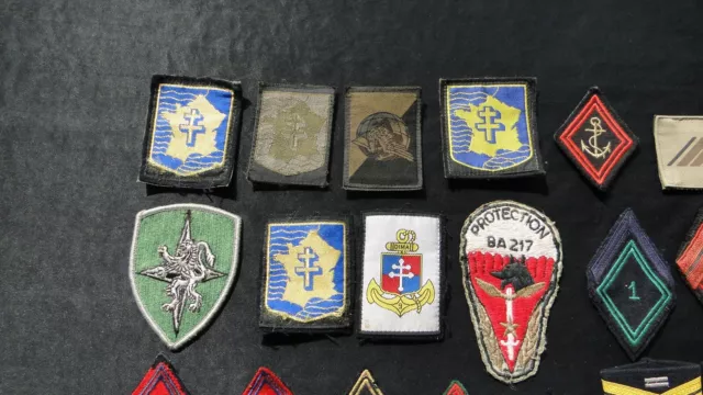 Lot de 38 insignes et pattes d'épaulettes militaires en tissus 2