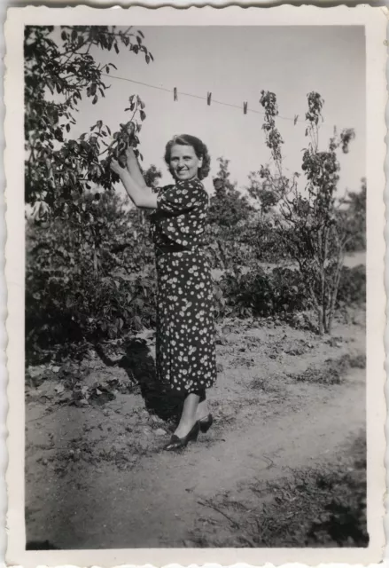 Photo Ancienne - Vintage Snapshot - Femme Cueillette Jardin Mode Drôle - Fashion