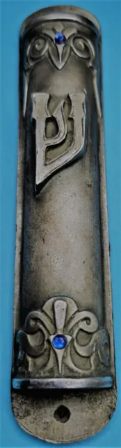 Mesusa  ist eine Schriftkapsel am Türpfosten mit einem beschriftetem Pergament