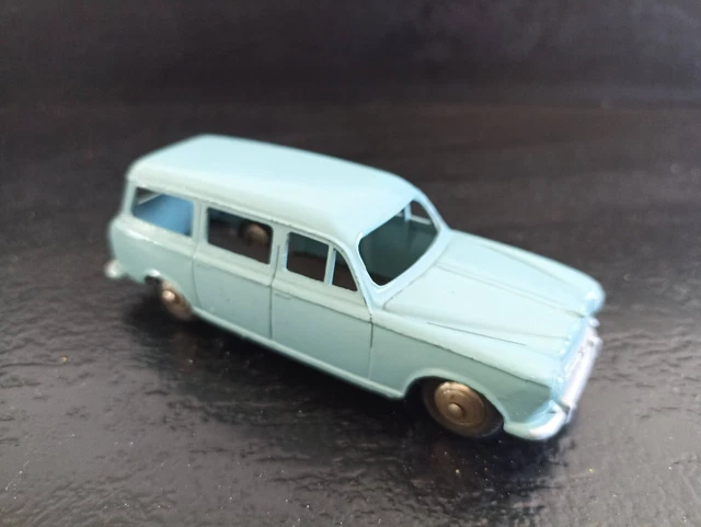 Dinky Toys  France - Peugeot 403 Break Familiale bleu ciel - référence 24F