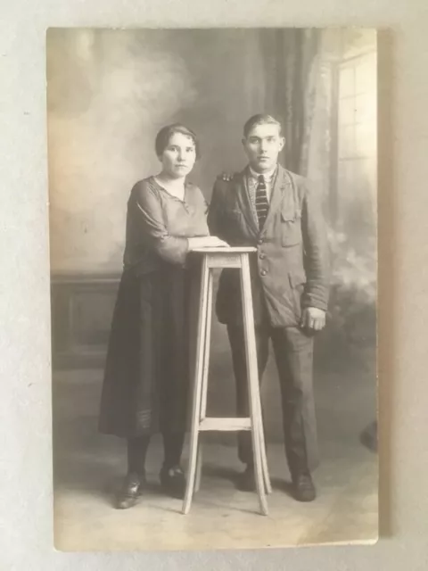 Cpa Divers : Carte Photo Couple Femme Avec La Main Sur L'epaule De L'homme. 1924