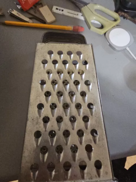 https://www.picclickimg.com/oGQAAOSwAP1lUBM9/Vintage-Bromwell-119-Rustic-Cheese-Grater-4-Sided.webp