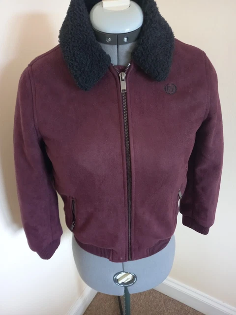 Giacca bordeaux per ragazze River Island finta pelle scamosciata. Collana in pelliccia sintetica. Età 9