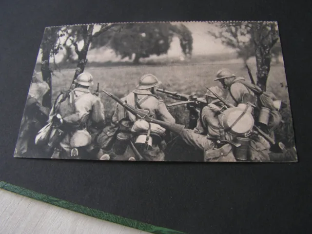 carte postal   militaire  soldats 1914 1918   mitrailleuse en batterie