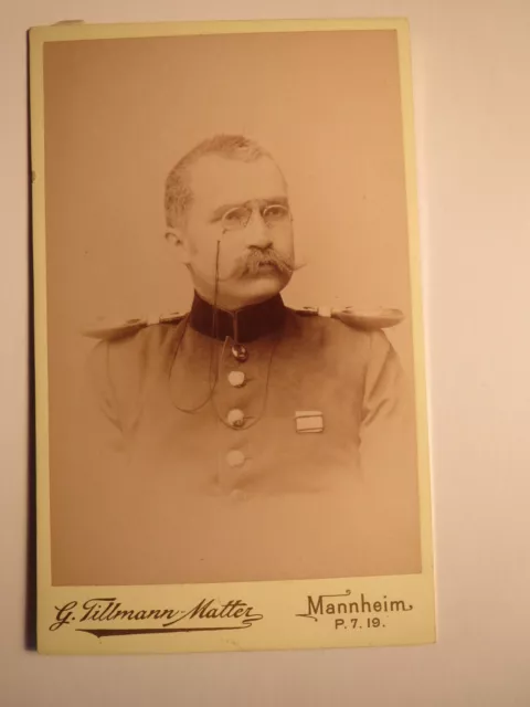Mannheim - Soldat mit Bart & Zwicker - Epauletten Abzeichen Offizier / CDV
