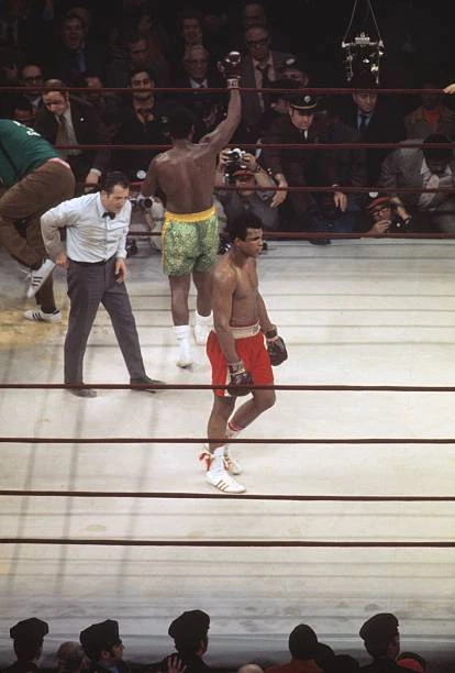 REFEREE ARTHUR MERCANTE declaring Joe Frazier the winner after 15t- Old Photo £5.38 - PicClick UK