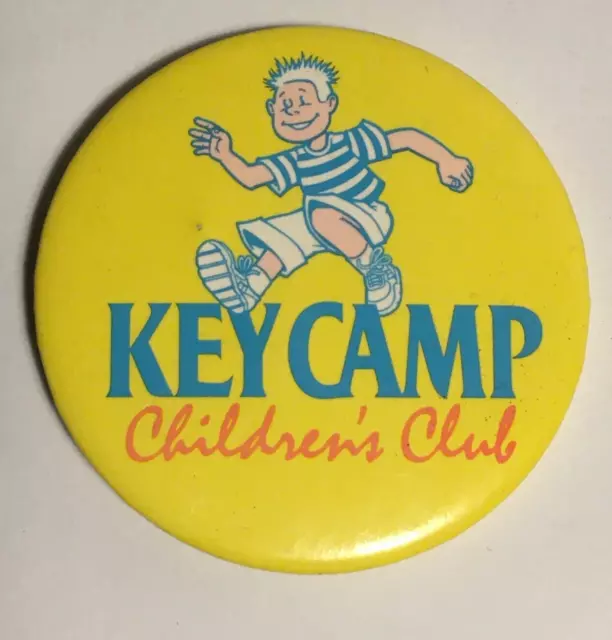 VINTAGE PIN BADGE KEY CAMP CHILDREN'S CLUB 55mm 1980s (#A5)