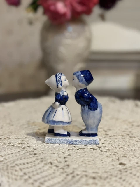 DELFTS BLUE HAND Painted Boy And Girl Kissing Dutch Holland Figurine £ ...