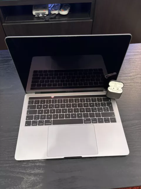 Apple Macbook Pro 13” 2018 Touch Bar + Airpods