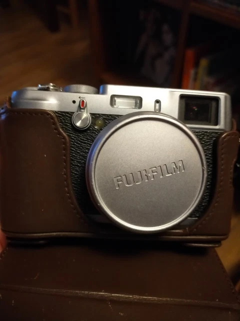 Appareil photo FujIfilm Finepix x100 en bon état avec étui en cuir marron 