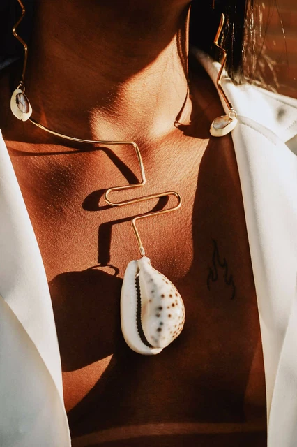 Collar de moda favela con carcasas artesanales de vaquero hecho en Brasil Jóias
