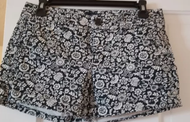 American Eagle Size 2 Black White Floral  Midi Stretch Shorts Casual Womens AEO