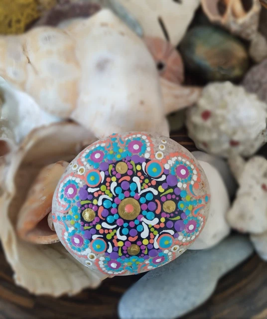Galet mandala FAIT MAIN, création artistique dot art, pierre de