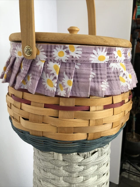 Round Sewing Basket With Lid and Woven Insert Tray With Fabric Lining. Daises