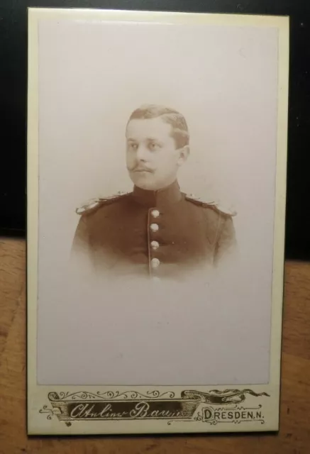 Soldat Offizier in Uniform mit Epauletten / CDV Atelier M. Baum Dresden