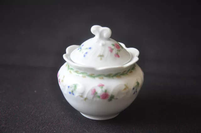 Boîte à pilules, petite bonbonnière porcelaine Bernardeaud Limoges Poé 2