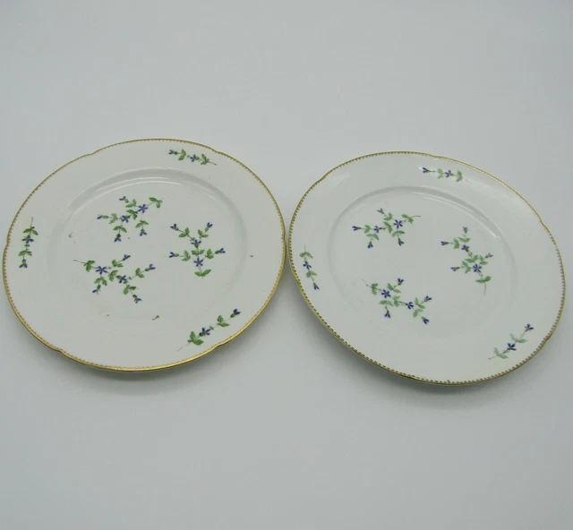 Paris. Locré. Paire d'assiettes en porcelaine décor de barbeaux, XVIIIe siècle