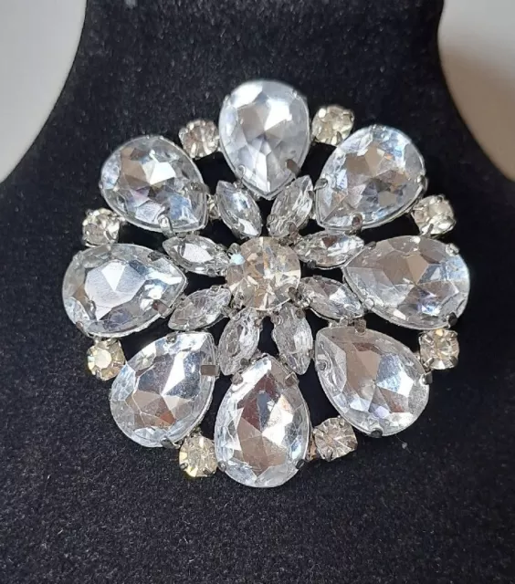 Vintage Stament BROSCHE FALSCHER DIAMANT Silberton fett Blumenstil funkelnd. 2