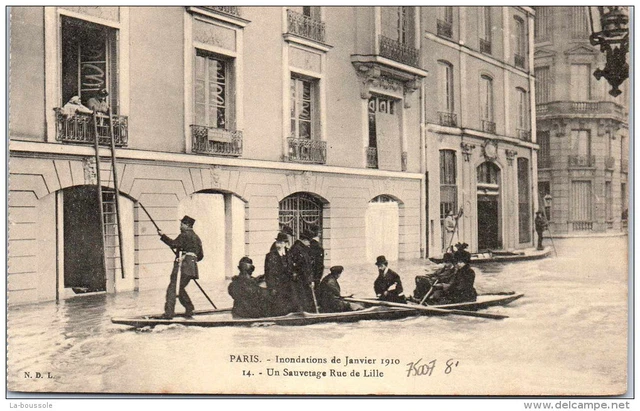 75 PARIS - Inondations de janvier 1910, un sauvetage rue de Lille