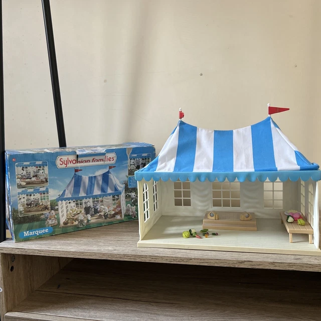 SYLVANIAN FAMILIES BEAUTIFUL marquee with flags and accesories
