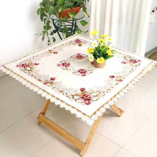 Tovaglia quadrata bianca con intricato pizzo floreale resistente ed elegante