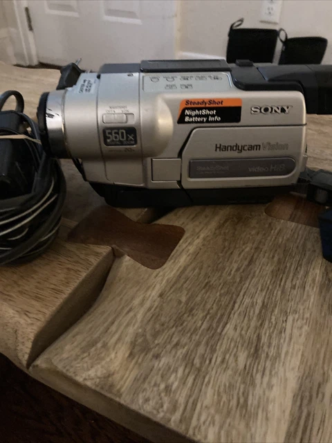 Sony CCD-TRV318 Hi8 Video Camcorder 560X Steady Shot Nightshot Handycam - Tested