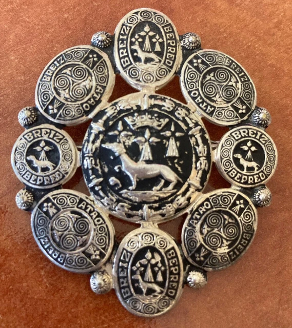 Broche argentée de la Vierge Marie avec épingle de type bijoutier