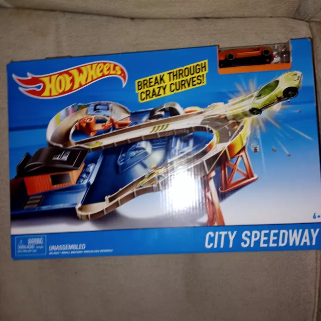 Hot Wheels City Speedway verfügt über durchbrechende verrückte Kurven mit ungeöffnetem Auto