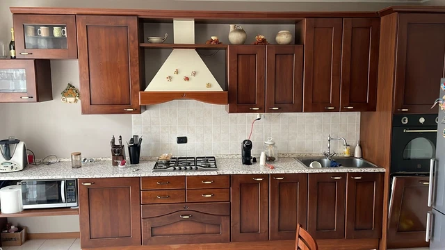 Cucina completa usata in legno.