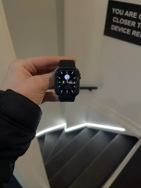 APPLE WATCH SERIES 6 40mm Space Grey Aluminum Case with Black