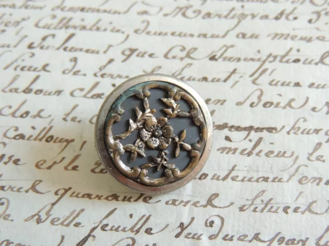 Beau bouton ancien en métal décor fleurs Art nouveau - collection  2,5 cm