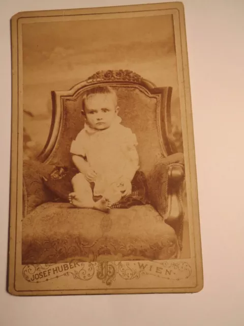 Wien - sitzendes kleines Kind - Baby - Portrait / CDV