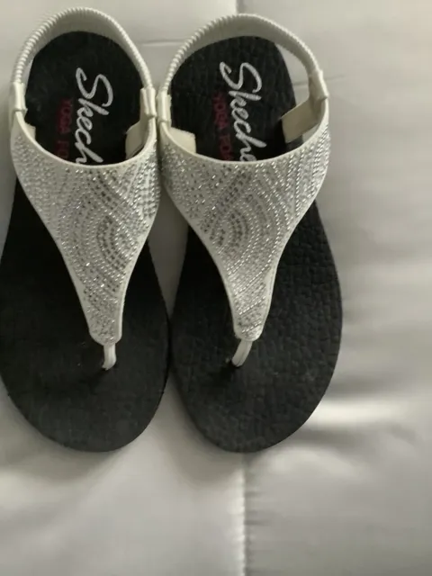 WHITE SKECHERS YOGA Foam Toe Post Sandals Size 3/4 £14.50 - PicClick UK